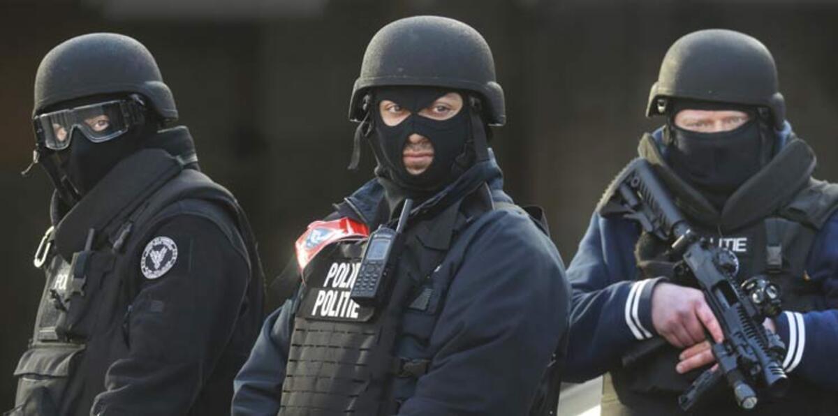 شرطة بروكسل تعثر على قنبلة وعلم لداعش في مداهمات