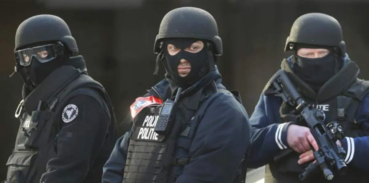 شرطة بروكسل تعثر على قنبلة وعلم لداعش في مداهمات