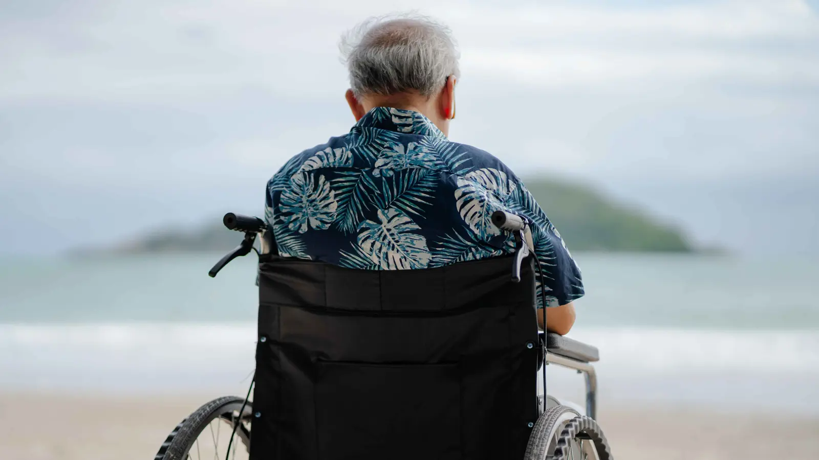 "الانتظار صديقهم".. كيف نحارب ضجر كبار السن "المقعدين"؟