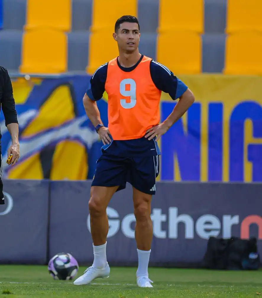رونالدو بالحذاء الأبيض في تدريبات النصر