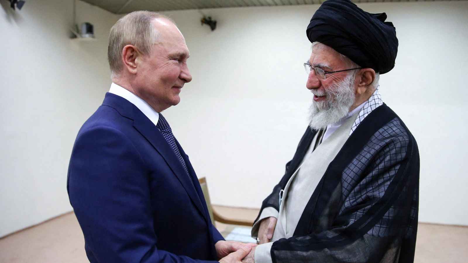 رسالة خامنئي على طاولة بوتين.. هل تشعل موسكو فتيل النووي الإيراني؟