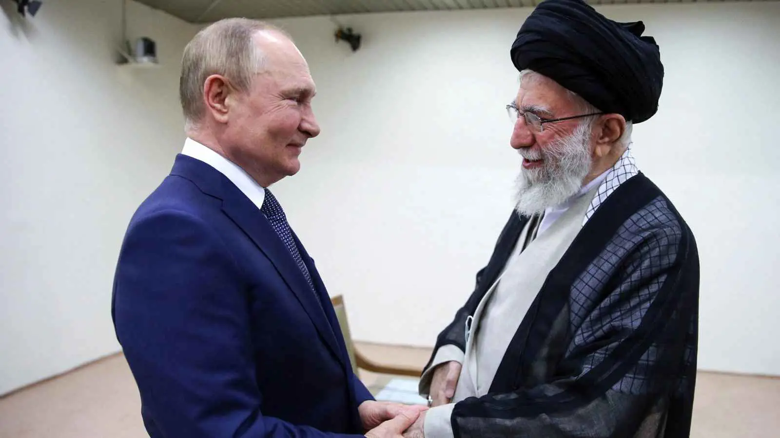 رسالة خامنئي على طاولة بوتين.. هل تشعل موسكو فتيل النووي الإيراني؟
