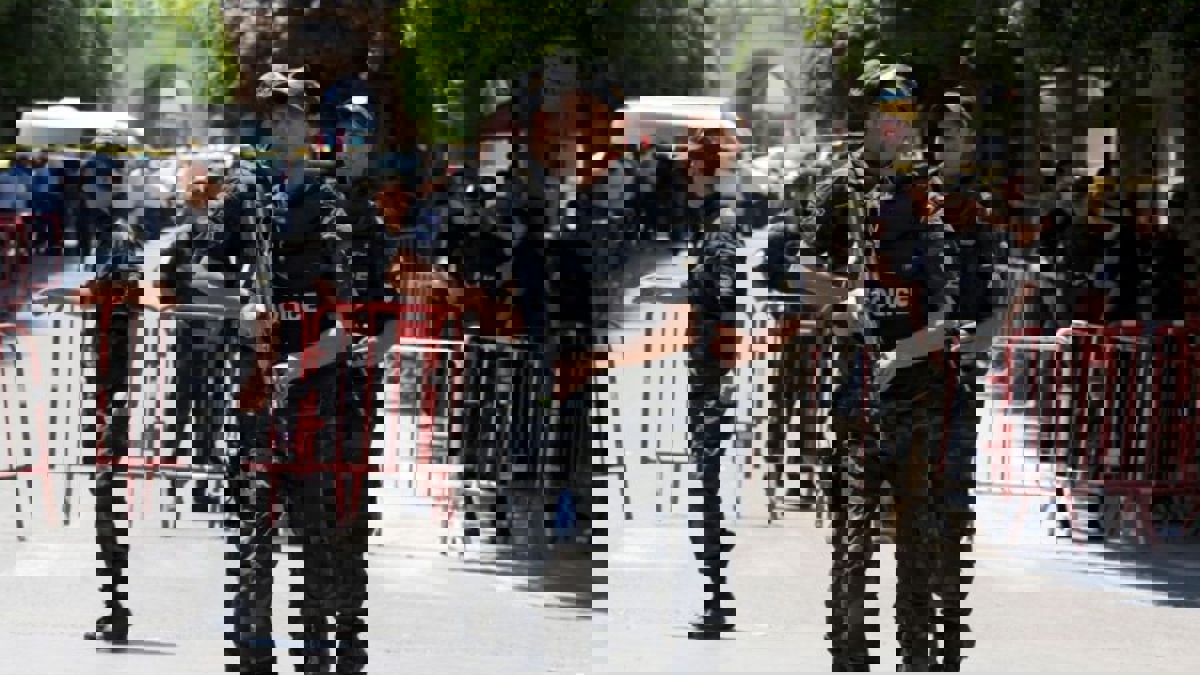 حب الحياة يهزم الموت.. تونسيون يتابعون "الكان" قرب موقع التفجير