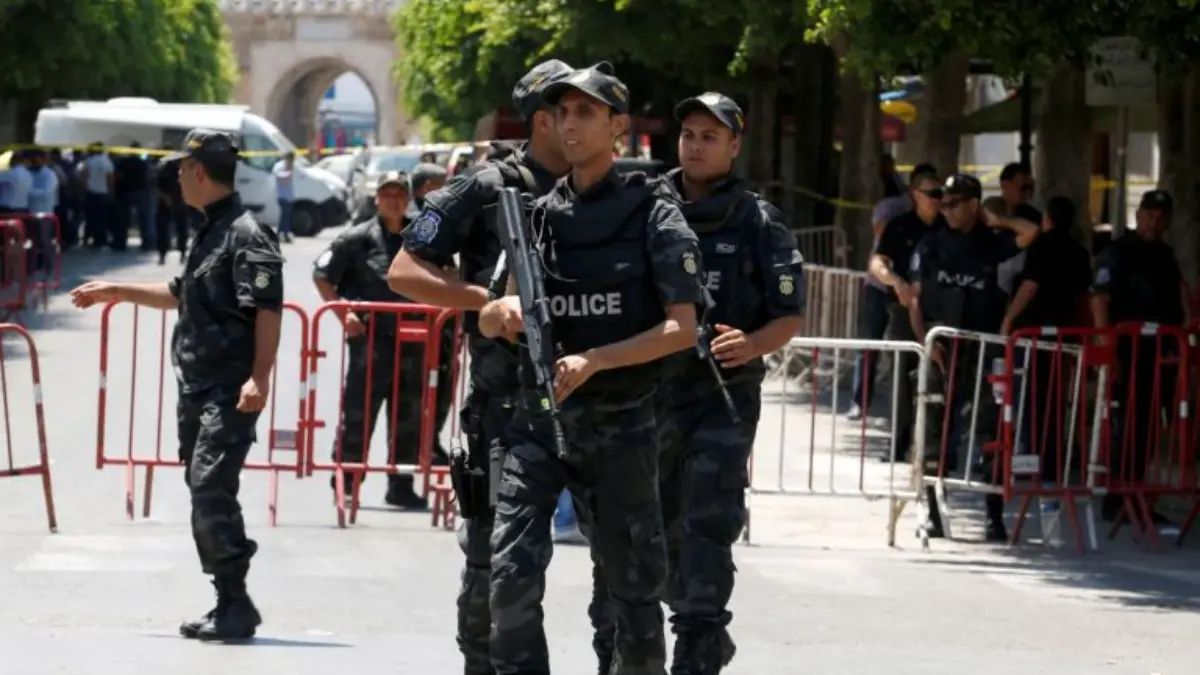 حب الحياة يهزم الموت.. تونسيون يتابعون "الكان" قرب موقع التفجير