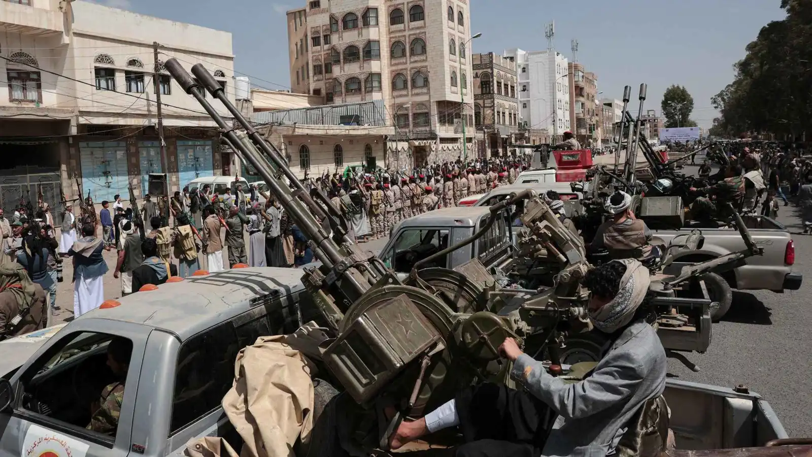 دخول متردد للحرب.. الحوثيون ممزقون بين التآكل العسكري وحسابات البقاء