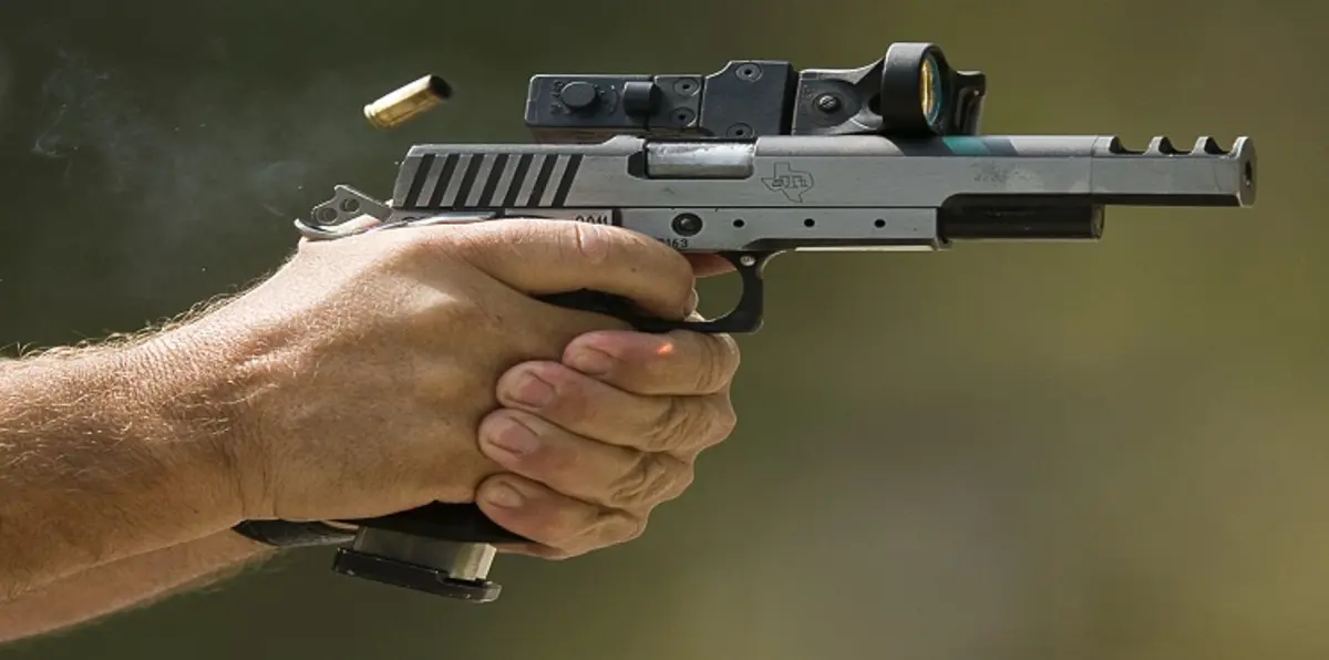 رجل يقتل زوجته وابنه بدم بارد ويعترف عبر فيسبوك: لست نادمًا