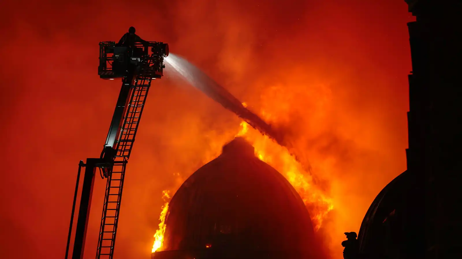 انهيار جزئي لمبنى تاريخي بعد حريق ضخم في اسكتلندا (فيديو)