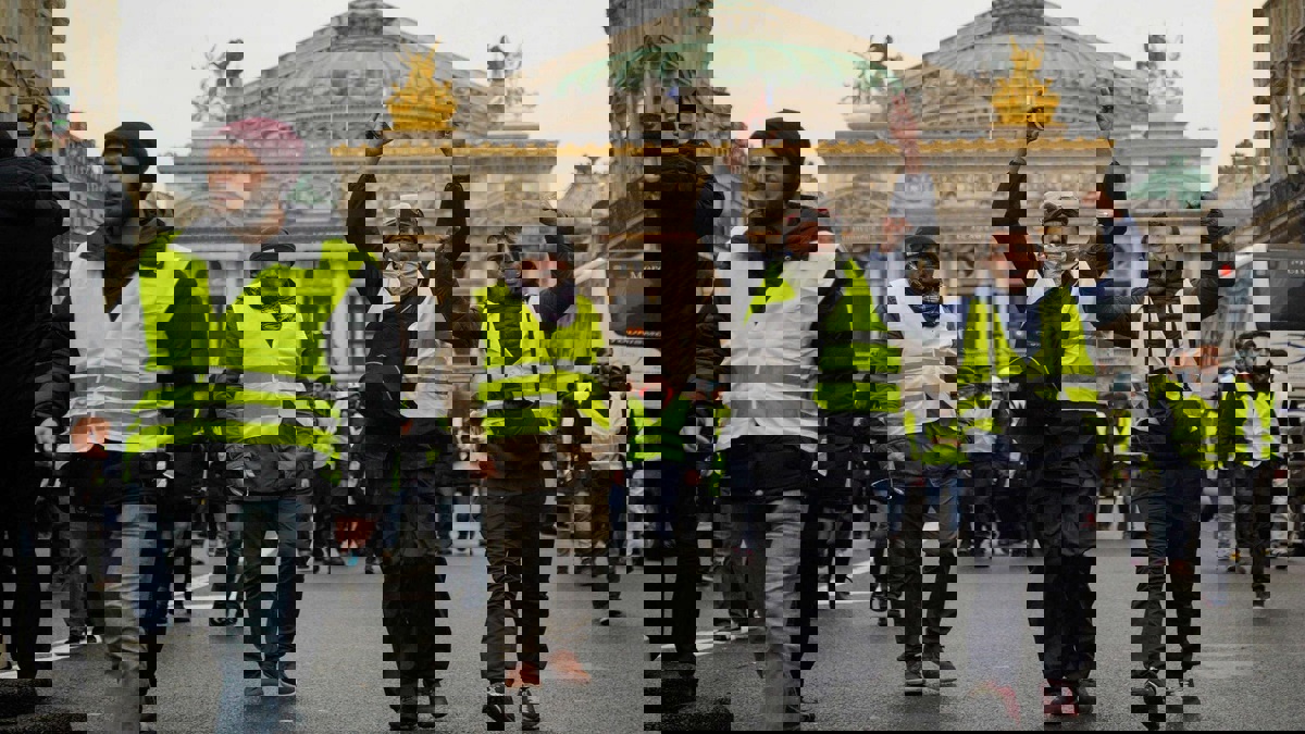 الحكومة الفرنسية تلتقي ممثلي "السترات الصفراء"