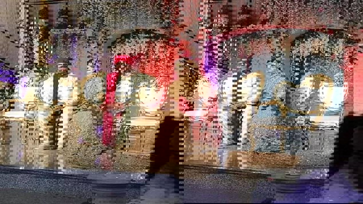 ثري يُزف لعروسه على دبابة بدلًا من الحصان الأبيض (صور)