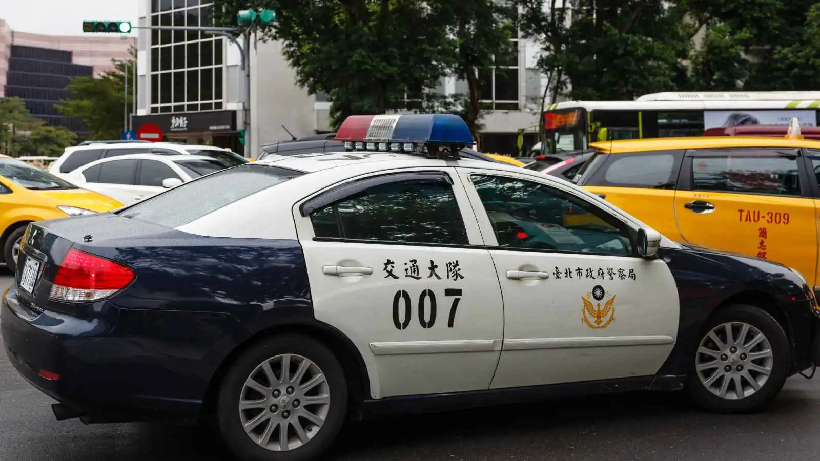 تايوان تداهم 16 شركة صينية للتكنولوجيا المتقدمة