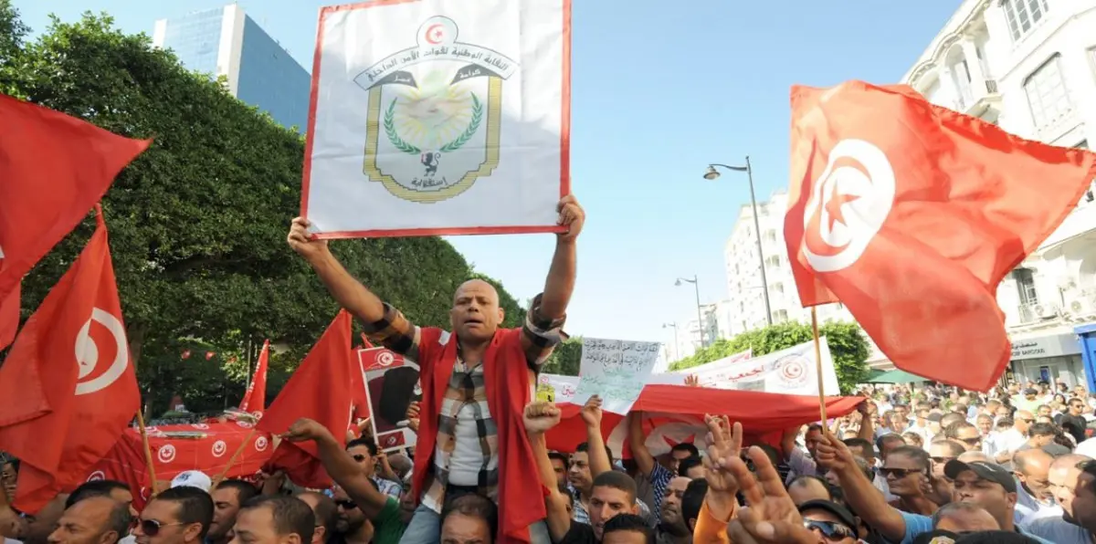 وسط توتر بين المعارضة والحكومة.. "التونسي للشغل" يطالب بقرارات جريئة لإخماد الاحتجاجات