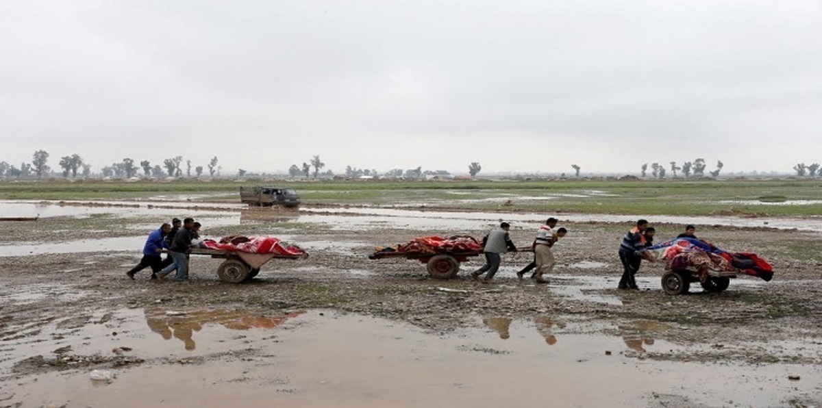 بالصور.. الفارون من معارك الموصل ينقلون معهم الأحياء والأموات
