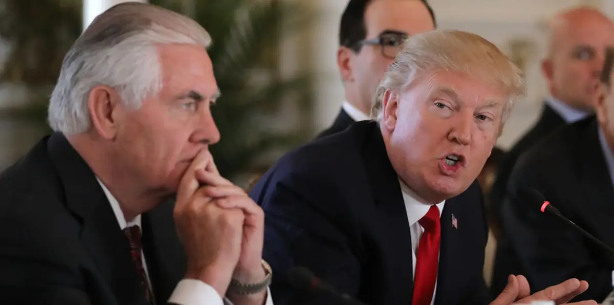 لماذا وصف ريكس تيلرسون رئيسه دونالد ترامب بـ "الأحمق"؟