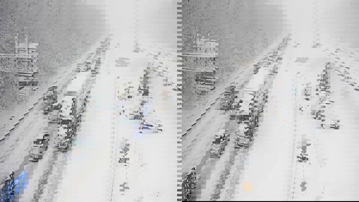 عاصفة جليدية تغلق طريقا رئيسيا في أمريكا وتحاصر السائقين في سياراتهم