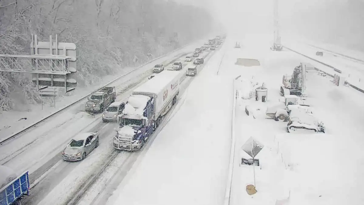 عاصفة جليدية تغلق طريقا رئيسيا في أمريكا وتحاصر السائقين في سياراتهم