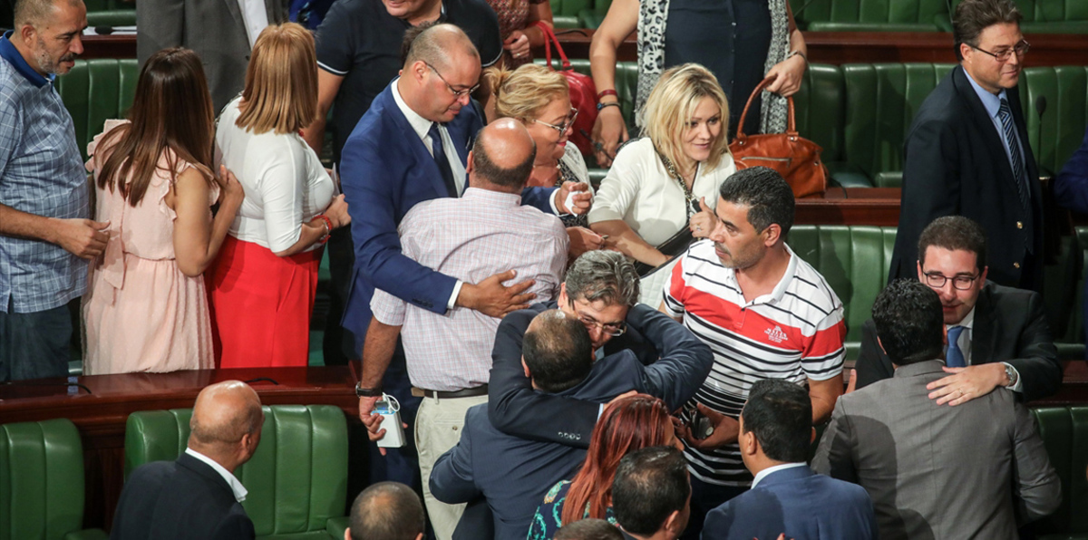 إعفاء مسؤولين في نظام بن علي من المساءلة يثير الجدل بتونس (صور وفيديو)