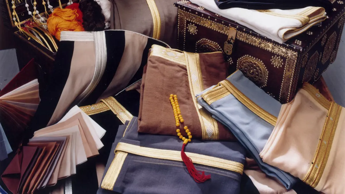 كيف تختار ألوان "البشت" السعودي تبعا لأيام الأسبوع؟