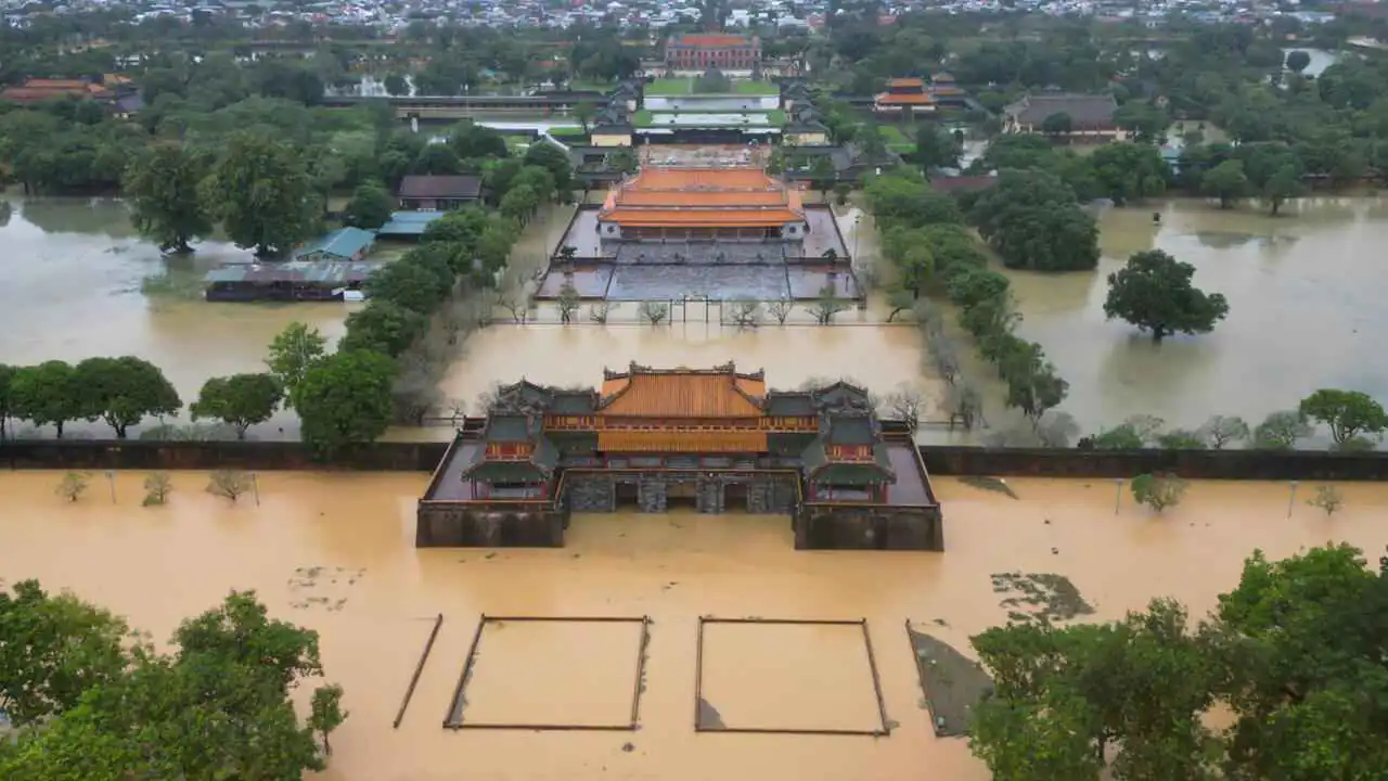 فيتنام.. وفاة 10 أشخاص وغرق آلاف المنازل بسبب الفيضانات