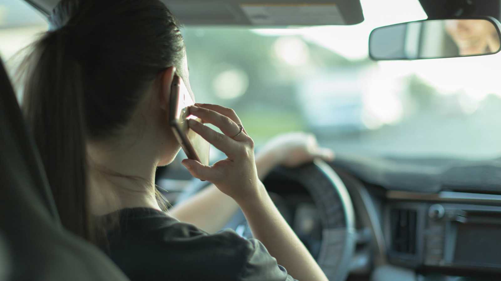 التحدث أثناء القيادة أخطر مما نعتقد.. إليك الأسباب