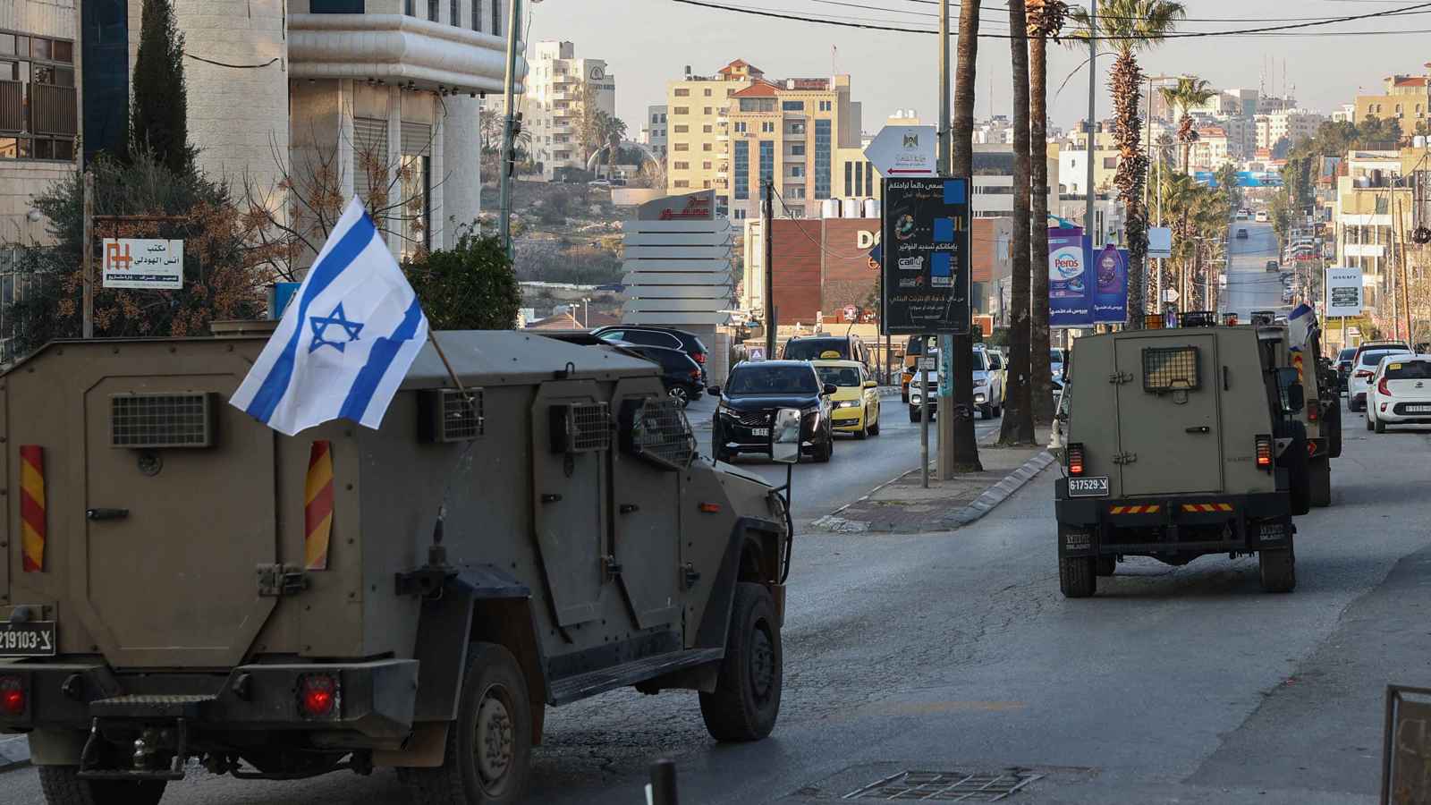 احتقان في رام الله.. مداهمة محل صرافة ومواجهات خلفت عشرات الإصابات