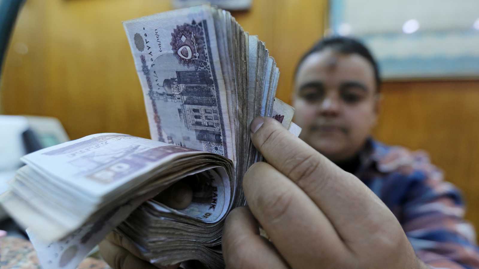 نداءات عبر المساجد.. قرية مصرية تبحث عن صاحب "المليون جنيه"