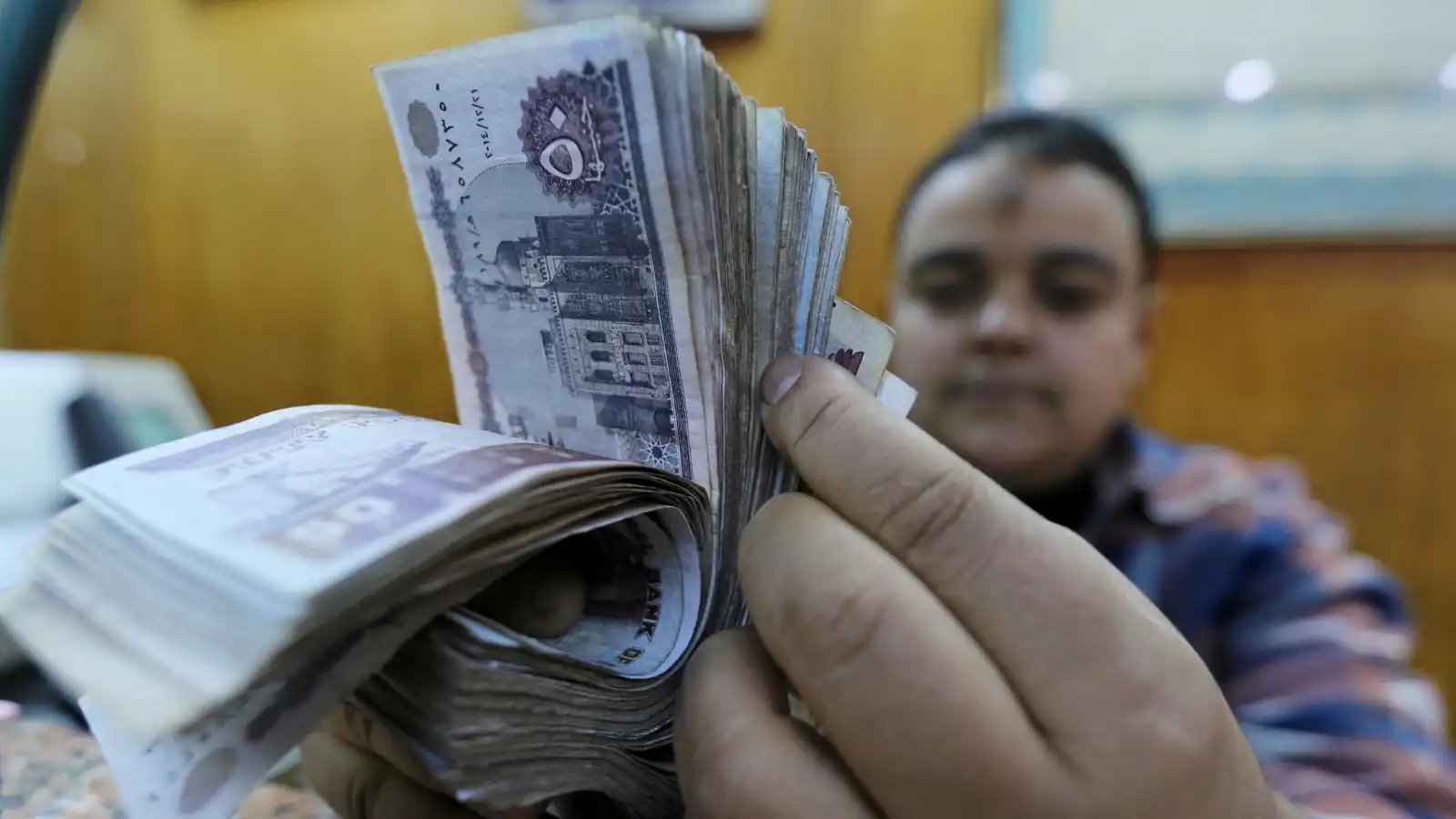 نداءات عبر المساجد.. قرية مصرية تبحث عن صاحب "المليون جنيه"