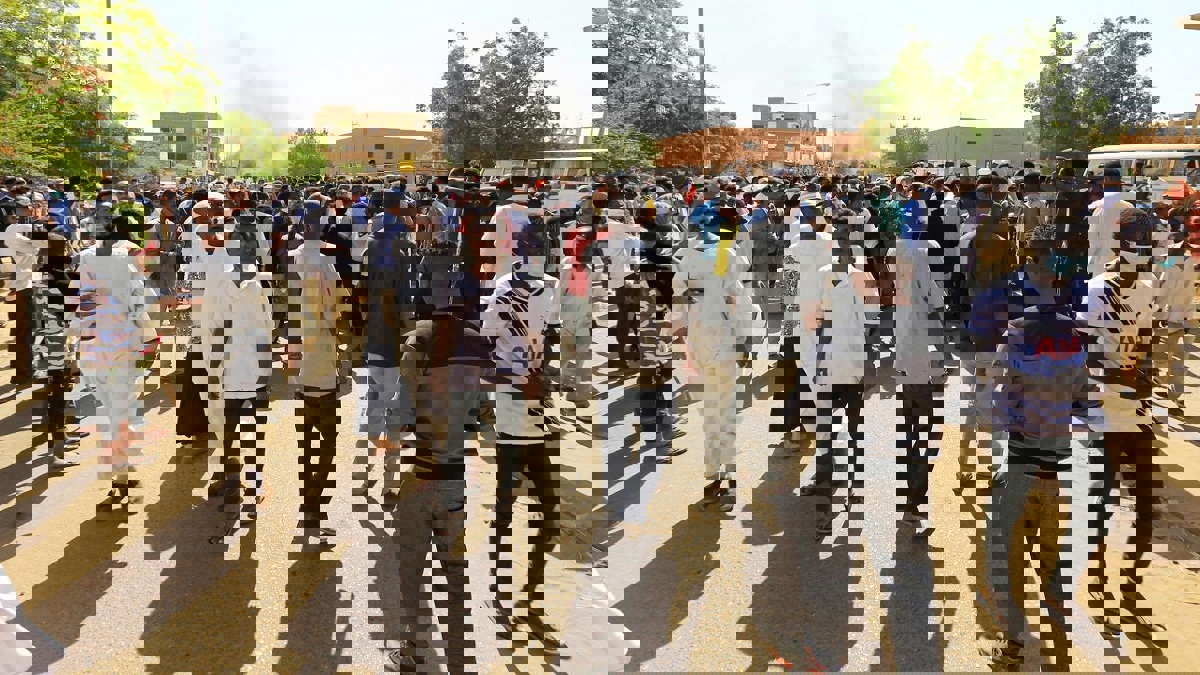 مئات المحتجين يغلقون طريقًا رئيسًا في الخرطوم