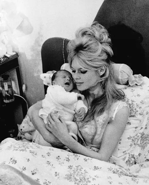 بريجيت مع طفلها الواحيد نيكولا