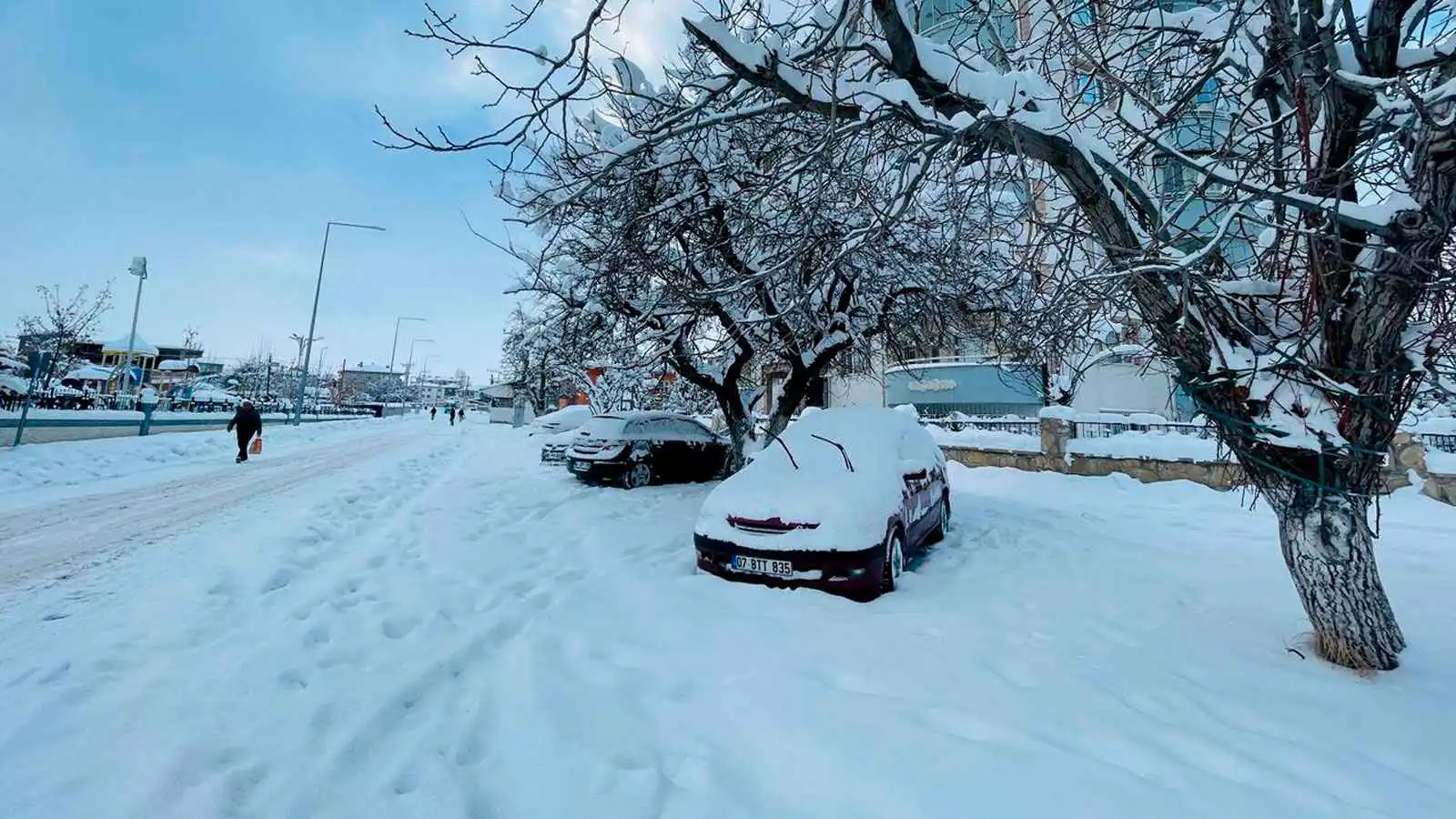 إنقاذ أم وطفليها من الموت تحت الثلوج في تركيا (فيديو)