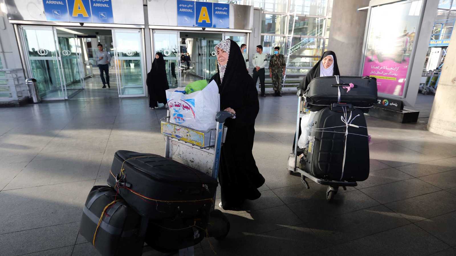 الاحتجاجات تتسع وتحذيرات دولية من السفر إلى إيران