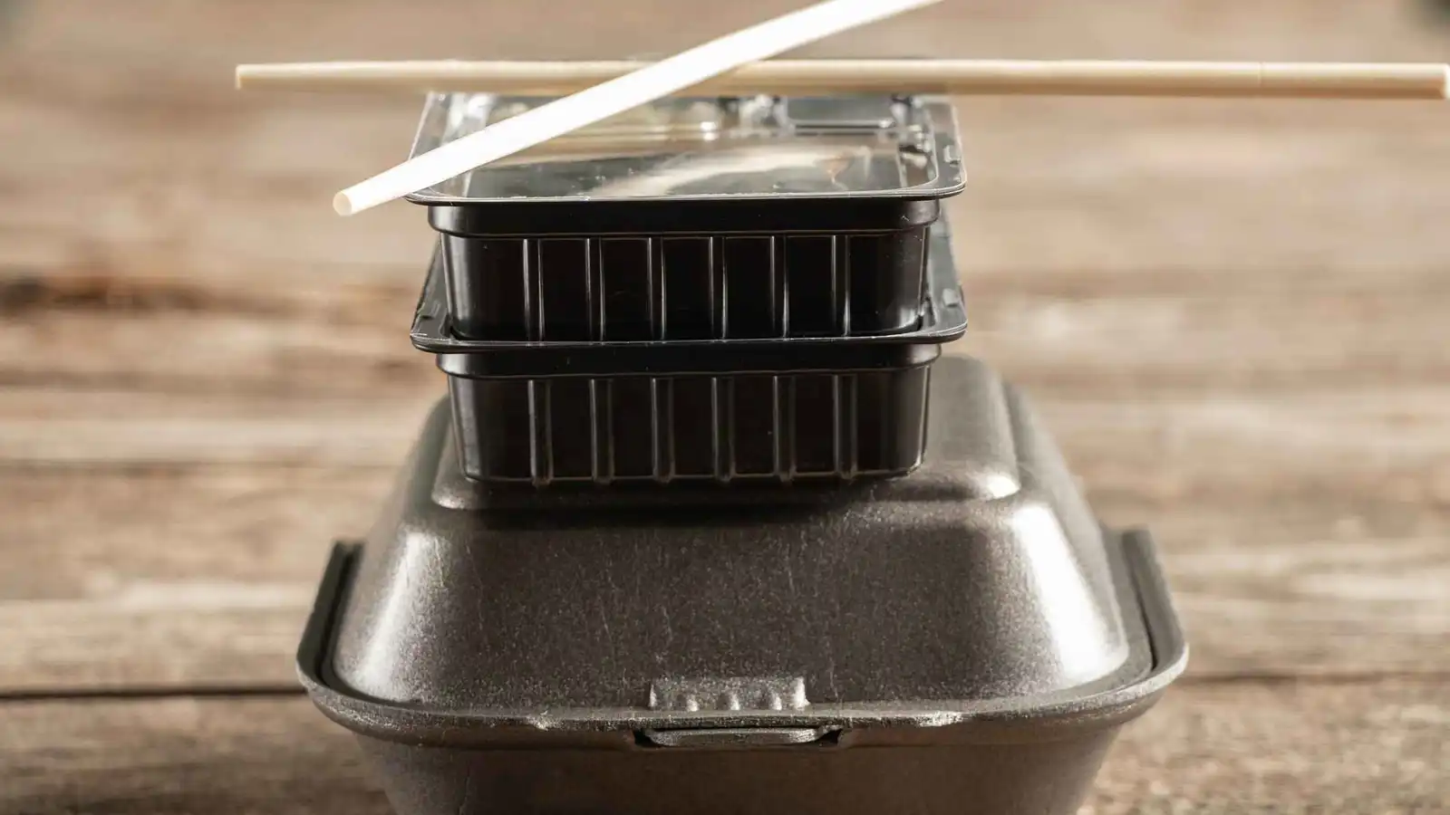 عبوات حفظ الطعام السوداء.. خطر خفي على صحتك