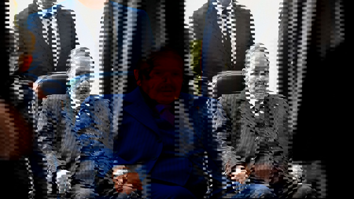 بوتفليقة يحذر من "أطراف داخلية وخارجية" تسعى لاختراق الحراك