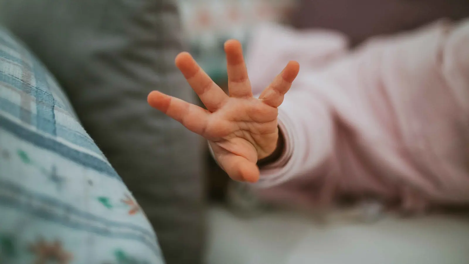 عمره عامان.. وفاة طفل بعد أسابيع من التعذيب على يد جديه