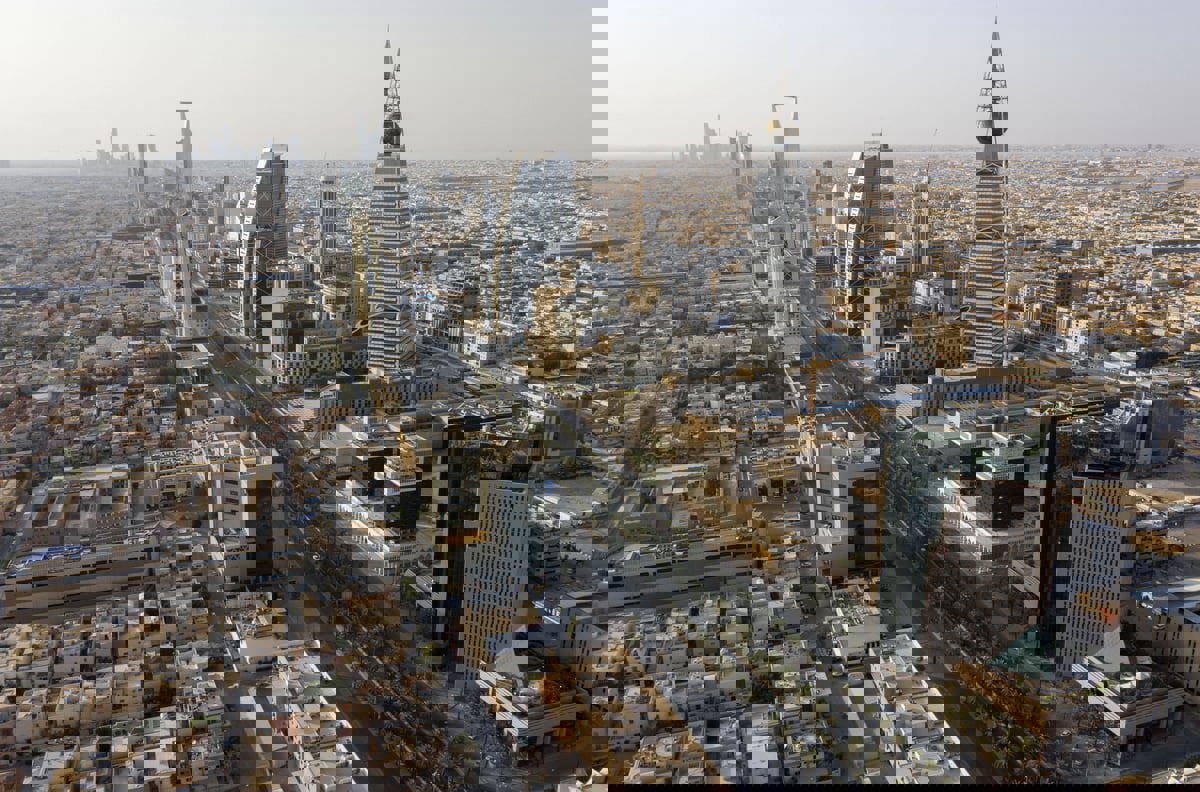 بعد موقف بطولي.. سيارات وأموال تنهال على مواطن سعودي 