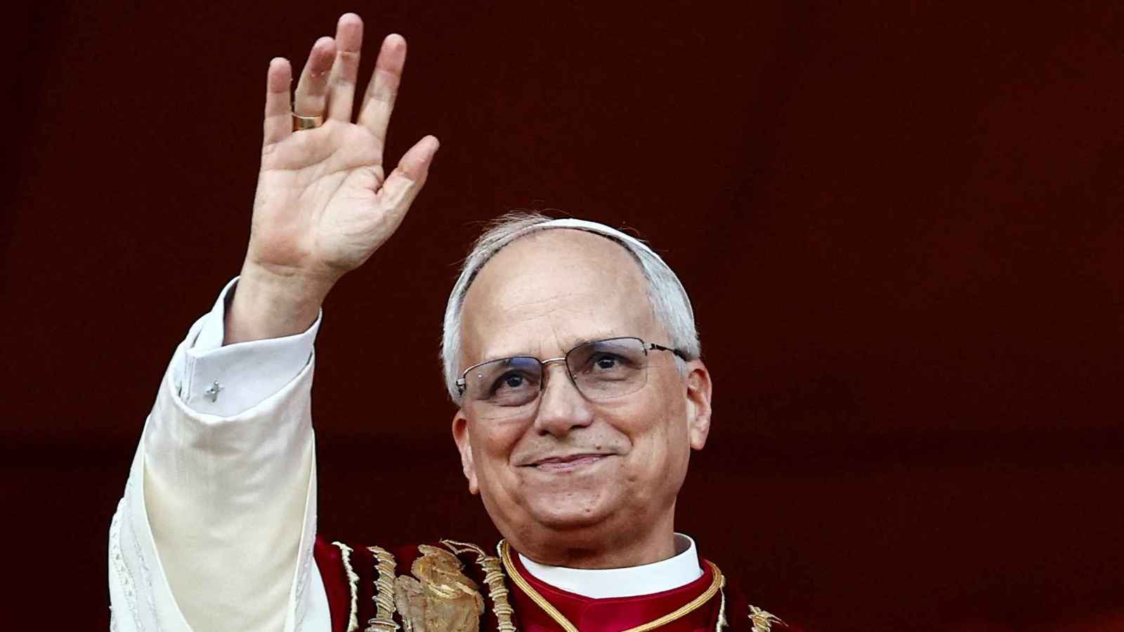 حساب زائف ينتحل هوية البابا الجديد.. وآلاف يقعون في الفخ (صور)