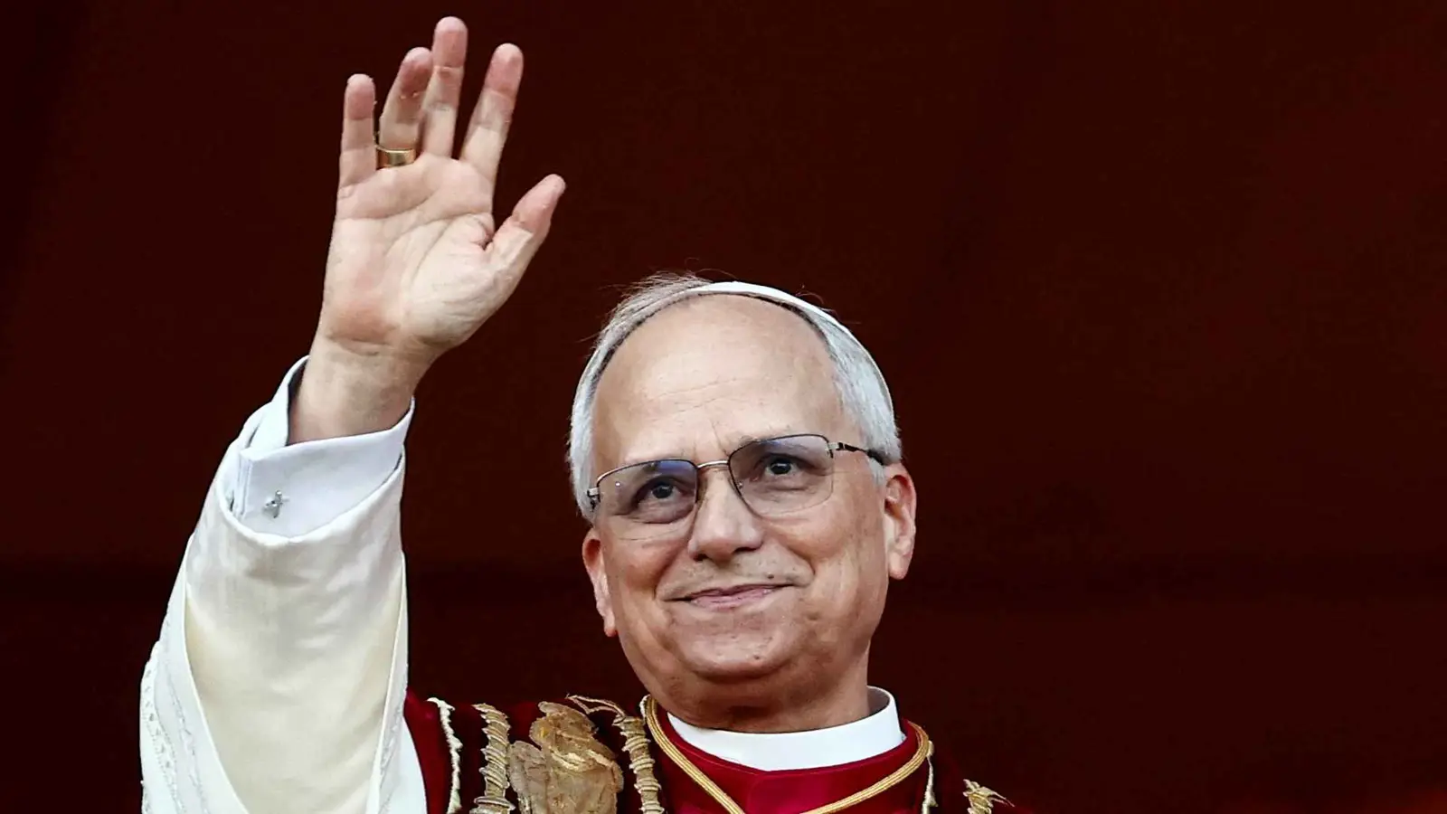 حساب زائف ينتحل هوية البابا الجديد.. وآلاف يقعون في الفخ (صور)