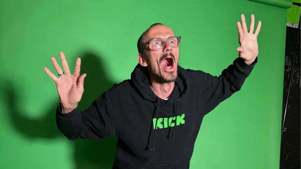 وفاة نجم إنترنت فرنسي أمام الكاميرا تثير استنكاراً واسعاً (فيديو)