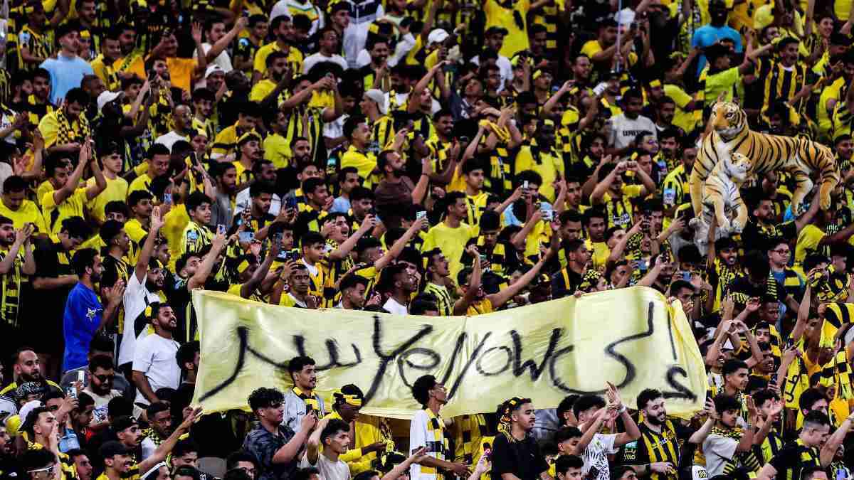 جدل كبير.. هل تعمد جمهور الاتحاد "رمي الأكياس" لتعطيل الأهلي؟ (فيديو)