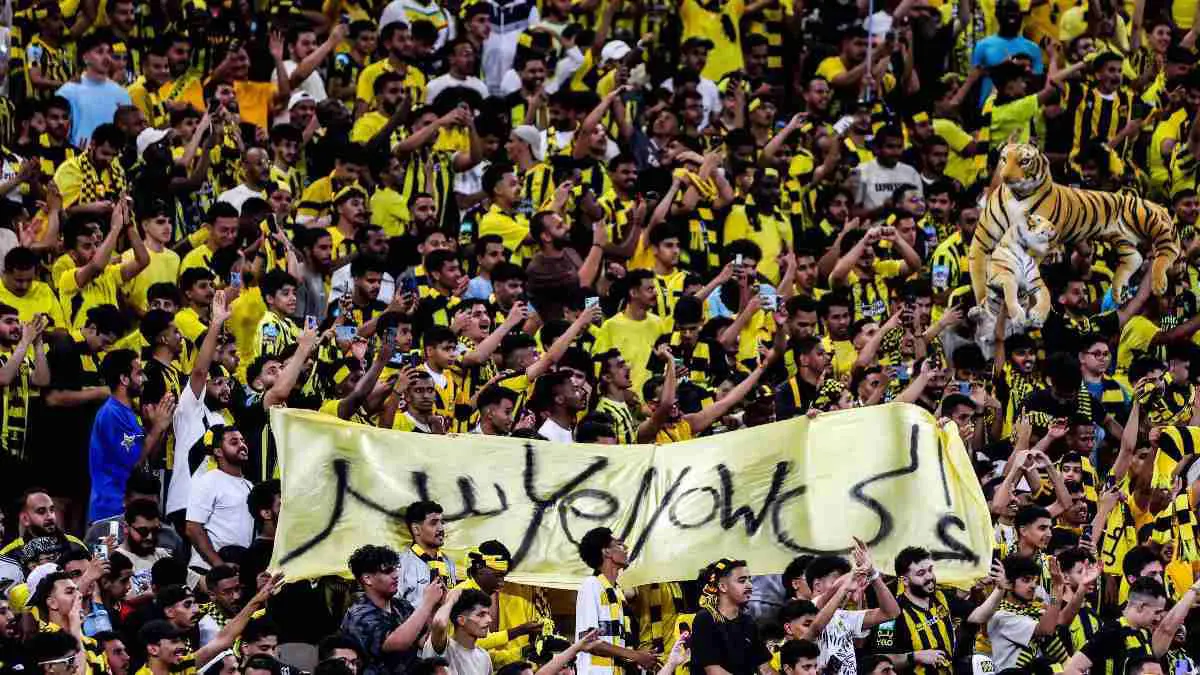 عقوبات مغلّظة ضد نادي الاتحاد السعودي بسبب لافتة "العار" أمام الأهلي