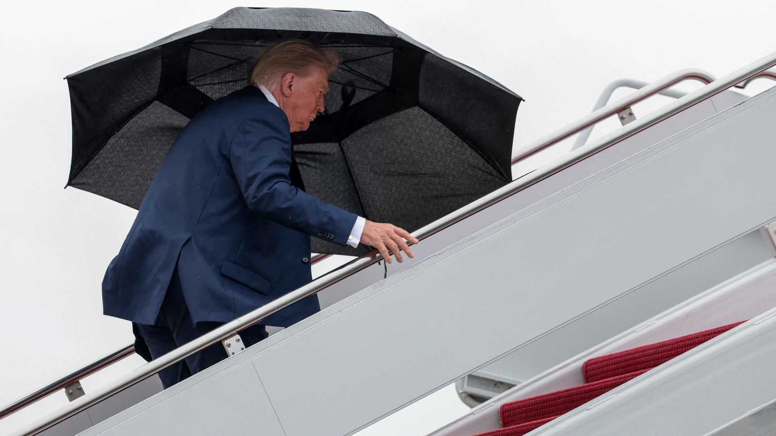 في مشهد لافت.. ترامب يصعد الطائرة مسرعاً وسط مخاوف أمنية (فيديو)