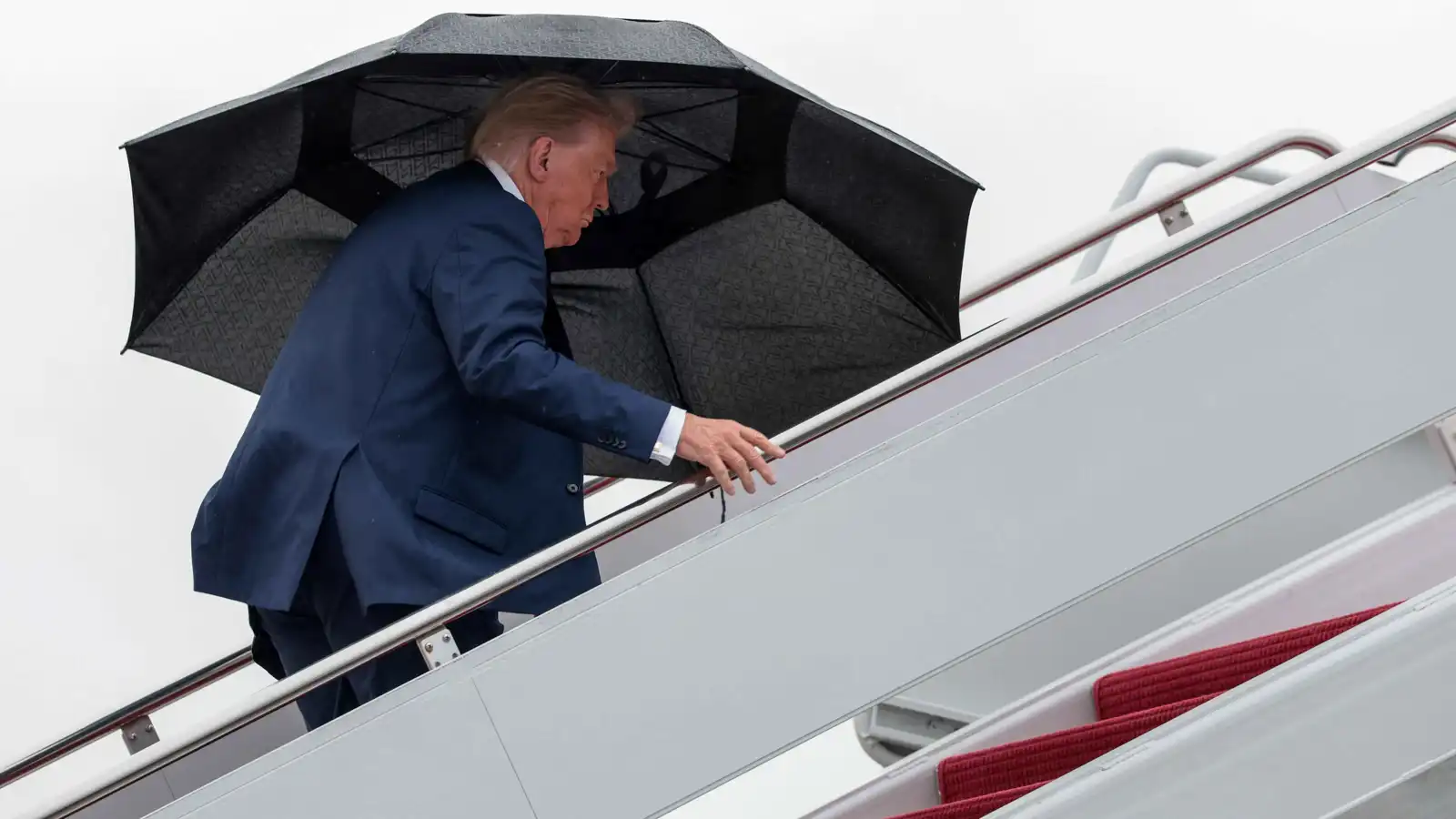 في مشهد لافت.. ترامب يصعد الطائرة مسرعاً وسط مخاوف أمنية (فيديو)