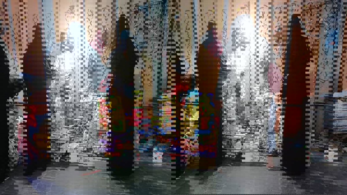 سلع غذائية "شبه فاسدة" ملاذ أهالي عدن جراء ارتفاع الأسعار