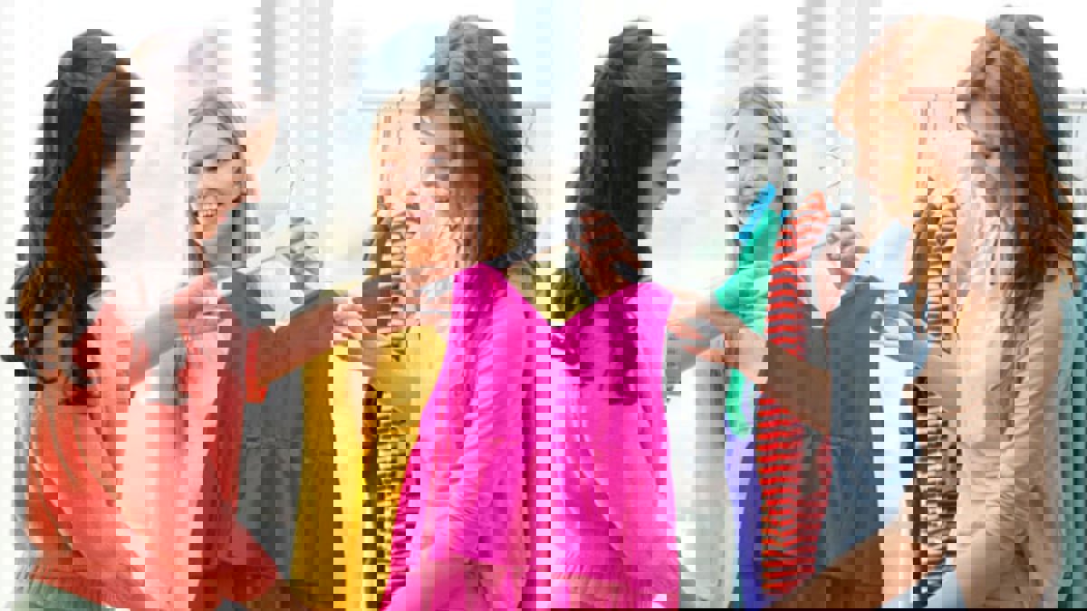 مع اقتراب العيد.. طرق لاختيار الملابس الملائمة لشكل جسدك