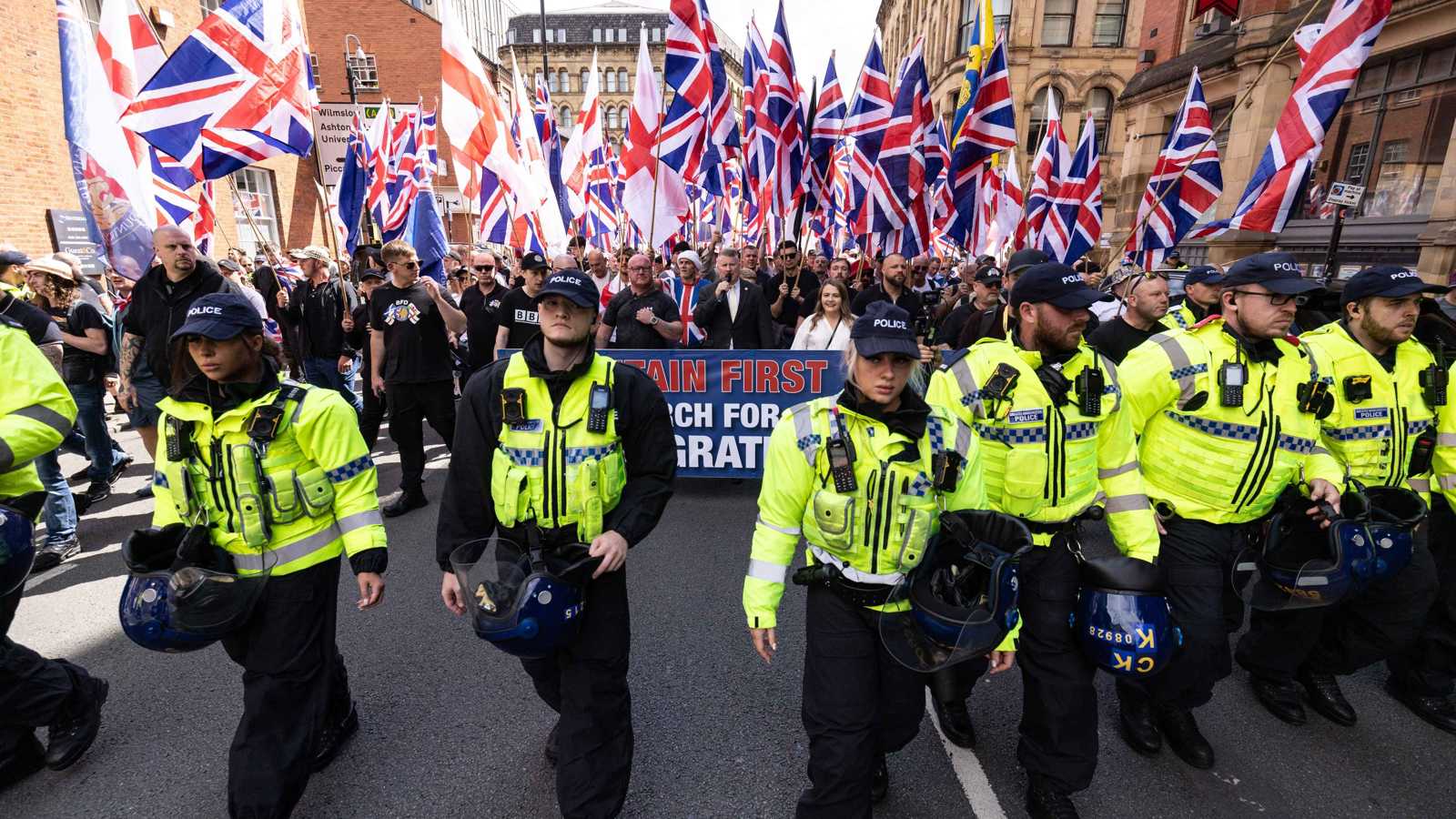 من الفنادق إلى الثكنات.. الهجرة تُربك حسابات بريطانيا بين الداخل والخارج