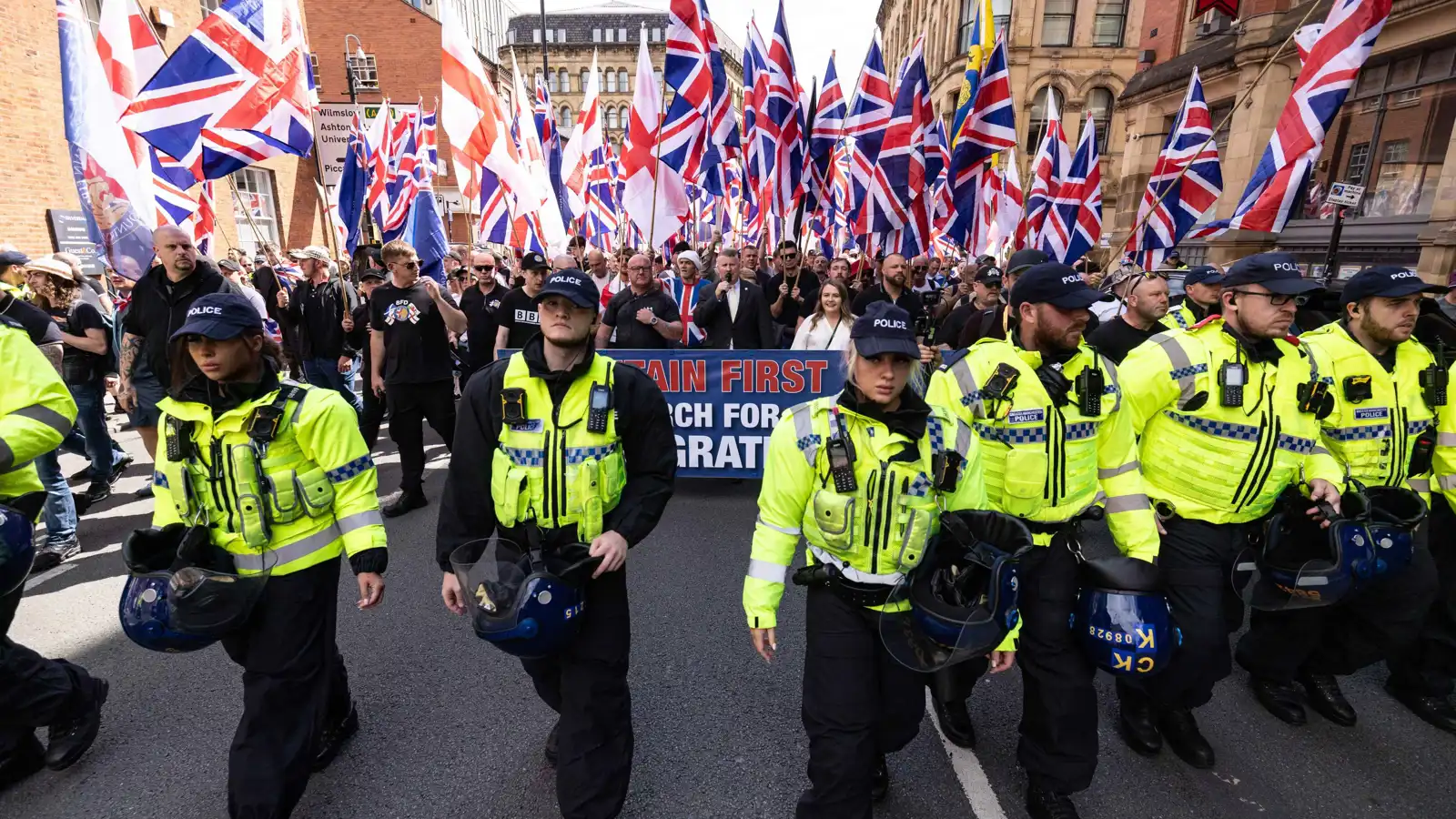 من الفنادق إلى الثكنات.. الهجرة تُربك حسابات بريطانيا بين الداخل والخارج