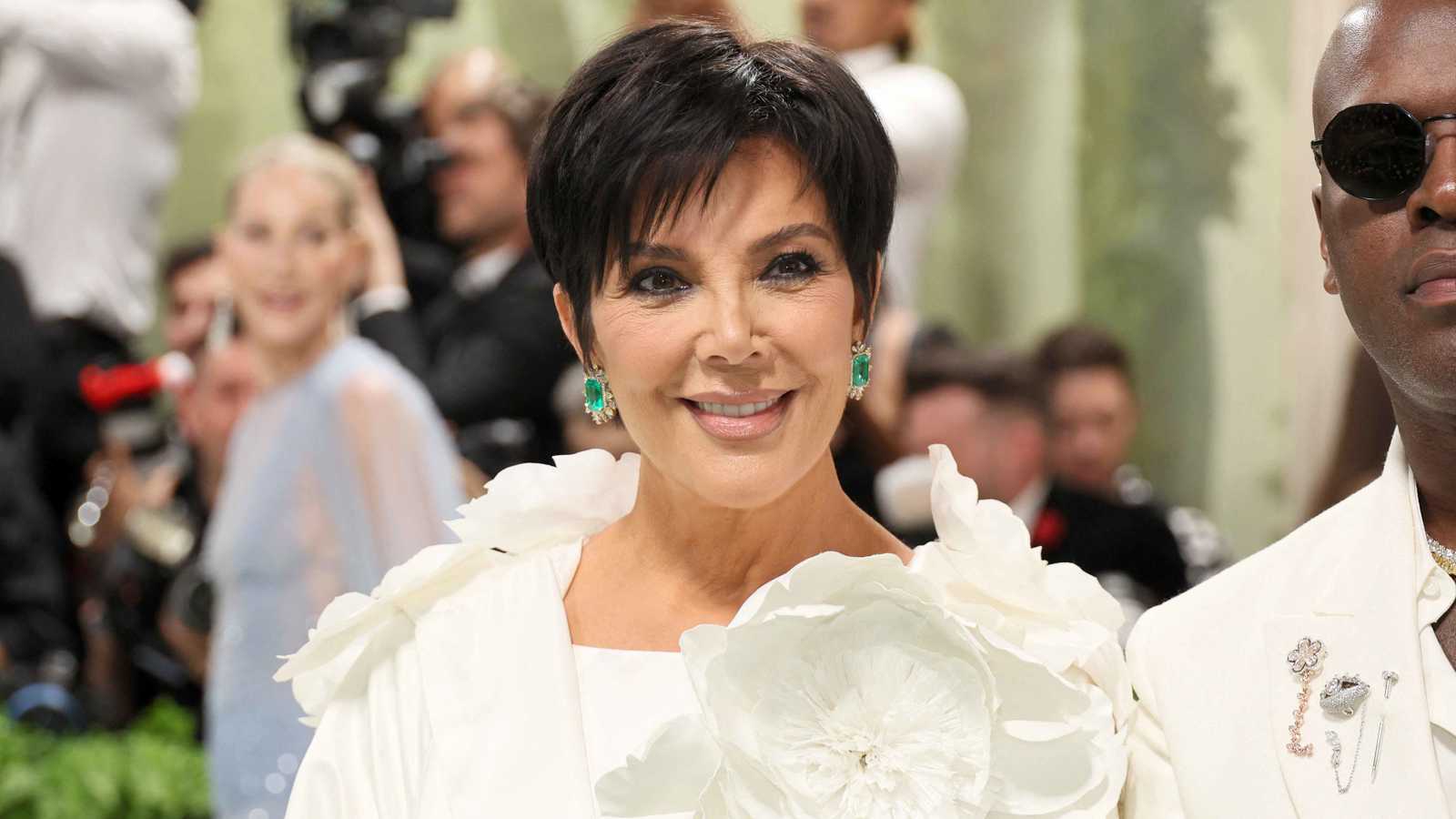 إصبع سادسة تكشف تعديل والدة كيم كارداشيان لصورتها بالفوتوشوب