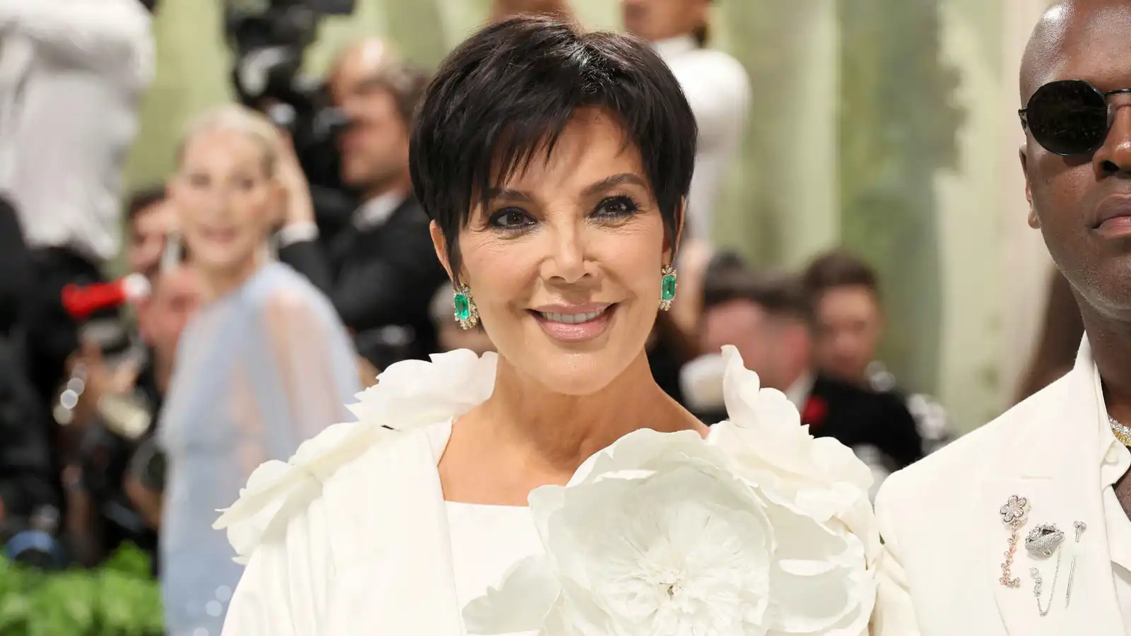 إصبع سادسة تكشف تعديل والدة كيم كارداشيان لصورتها بالفوتوشوب