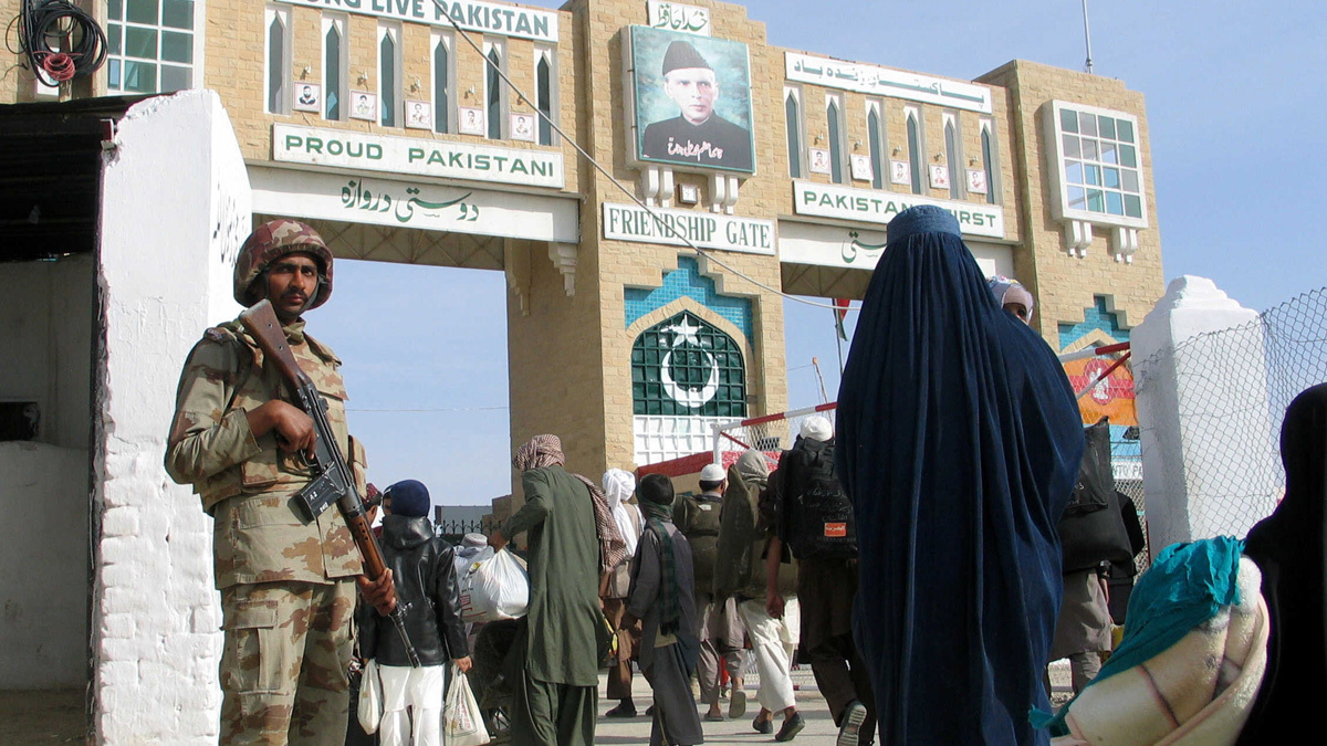 اشتباكات وتبادل اتهامات.. قتلى وجرحى على الحدود بين أفغانستان وباكستان