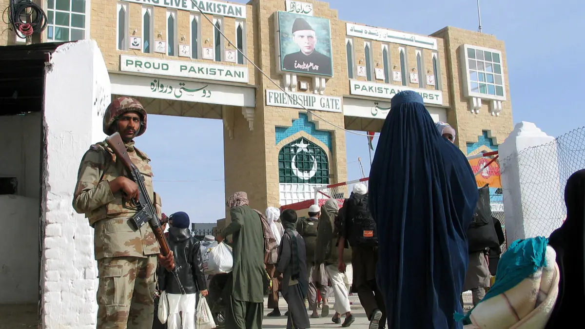 اشتباكات وتبادل اتهامات.. قتلى وجرحى على الحدود بين أفغانستان وباكستان