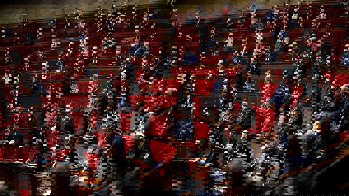 النواب الفرنسيون يصوتون على بطاقات التطعيم وسط تهديدات بالقتل